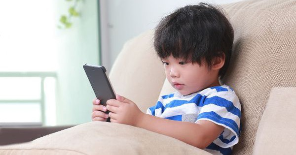 "Mẹ ơi, sao mẹ không cho con chơi điện thoại?" - Cách cha mẹ phản ứng quyết định 70% tính cách con khi lớn lên