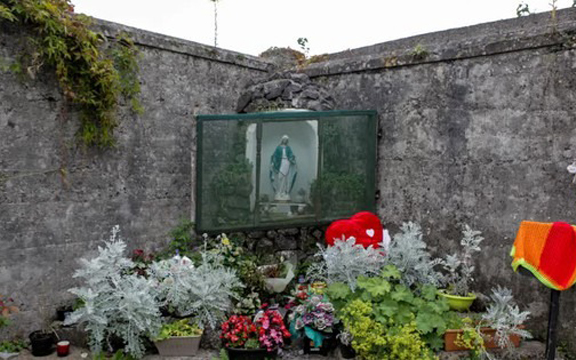 796 em bé bị bỏ rơi trong bể phốt ở Ireland suốt 80 năm trời: Bí mật đau thương đã bị chôn vùi như thế nào?