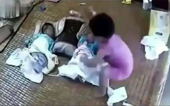 Mẹ trẻ vội đi vệ sinh, để con gái 5 tuổi trông cặp sinh đôi mới đầy tháng và bi kịch đã xảy ra ngay sau đó