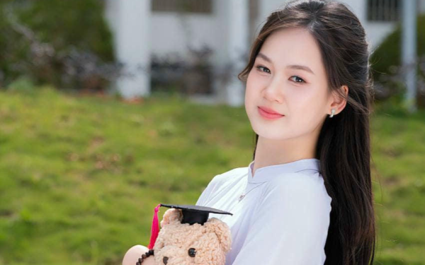 Bảng thành tích "siêu khủng" của nữ thủ khoa đạt điểm tuyệt đối khối A00: Thua hoa hậu mỗi vương miện