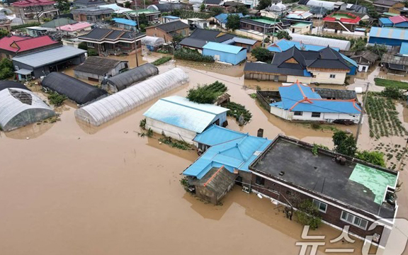 Toàn cảnh mưa lũ lịch sử 200 năm có một nhấn chìm Hàn Quốc: Nhiều nơi bị cô lập, hơn 500 trường học phải đóng cửa, đã xuất hiện thương vong