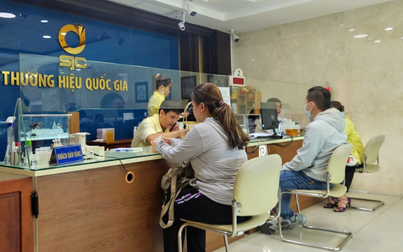 Giá vàng thế giới biến động mạnh, vì sao giá vàng miếng SJC, vàng nhẫn chưa giảm?