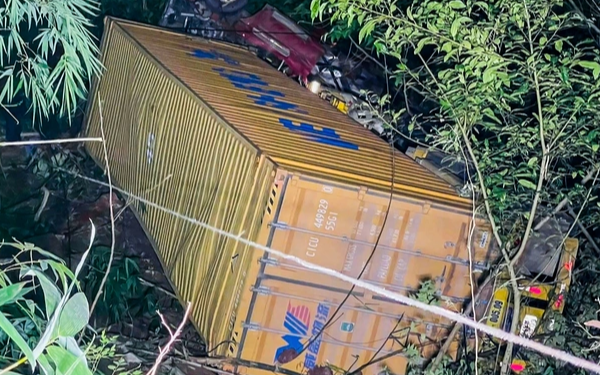Đu dây xuống vực sâu 70 m giải cứu tài xế mắc kẹt trong cabin xe container