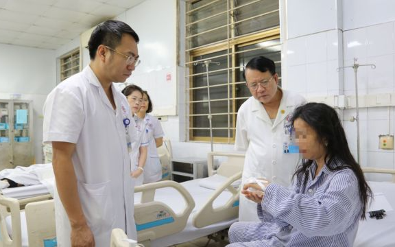 Vụ lật tàu du lịch: Bệnh viện bật báo động đỏ, huy động 150 y bác sĩ cấp cứu thảm họa