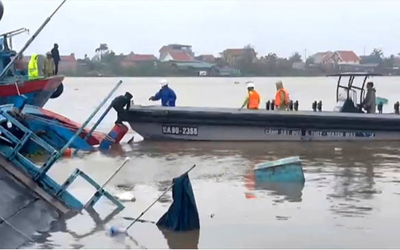 Tàu chở 9 thuyền viên bị lật chìm ở Quảng Ninh