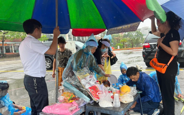 Gia đình nán lại cầu siêu cho người thân vụ lật tàu ở Hạ Long trong mưa bão