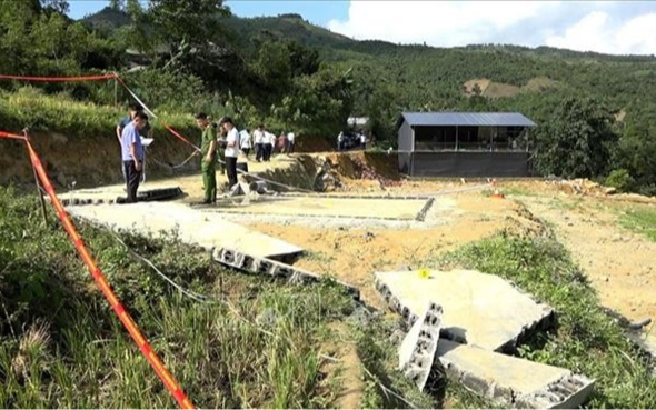 Đi chăn trâu, 4 người ngồi tránh nóng tại khu bể chứa nước nuôi cá bất ngờ tường sập, 2 mẹ con tử vong thương tâm