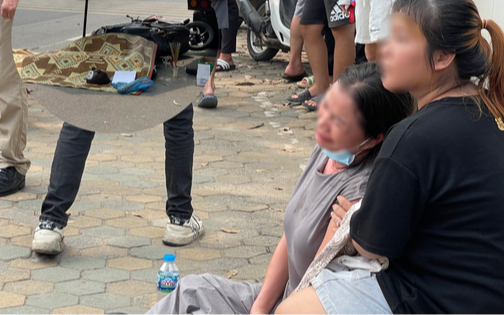 Người thân khóc nghẹn bên hiện trường vụ tai nạn khiến nam thanh niên 20 tuổi tử vong ở Hà Nội