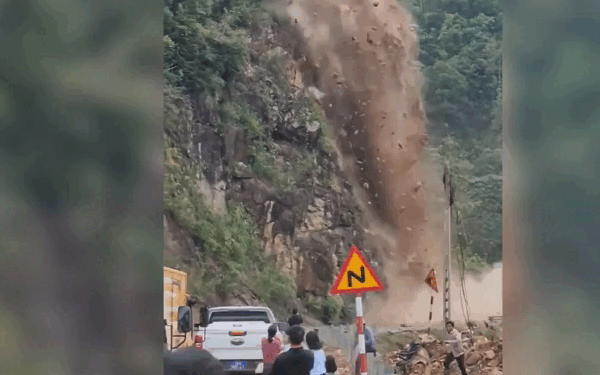 Khoảnh khắc hàng trăm m3 đất đá đổ ập xuống, người đi đường bỏ chạy tán loạn