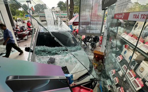 Ô tô do nữ tài xế điều khiển lao thẳng vào cửa hàng CellphoneS