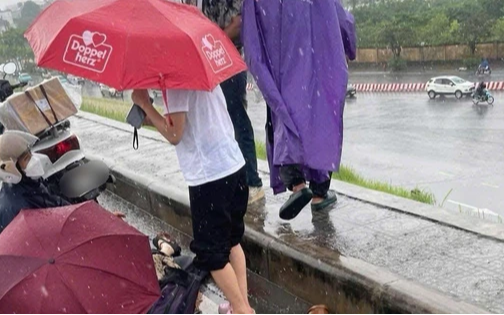 Cô gái ở Hà Nội nghi bị sét đánh tử vong trong cơn mưa giông: Mũ bảo hiểm cháy xém, vỡ đôi