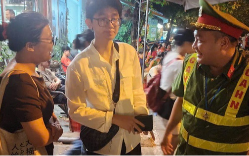 Nam thanh niên nhận lại toàn bộ giấy tờ đánh rơi trong đêm chờ xem diễu binh A80