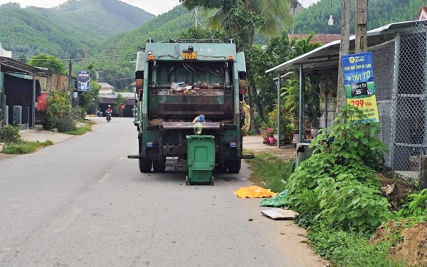Vụ bé trai sơ sinh bị bỏ vào thùng rác: Trích xuất camera truy tìm thủ phạm