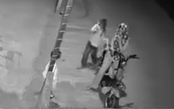 Clip: Bé gái nhỏ đứng một mình ở lề đường, gia đình xem camera mà đau lòng