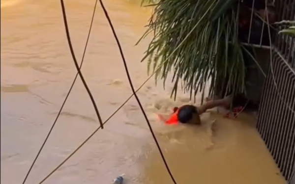 Vợ reo vui khi chồng bơi hơn 5 tiếng về nhà sau đêm mắc kẹt vì nước lũ