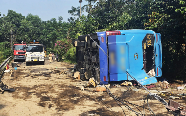 Lật xe khách tại Lào Cai, 2 người tử vong tại chỗ, nhiều người bị thương