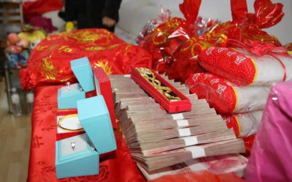 Cô gái tính tiền ôm với chồng sắp cưới Cô gái tính tiền ôm với chồng sắp cưới