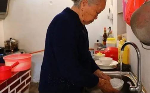 Một người rửa bát, cả nhà mắc bệnh? 4 thói quen rửa bát sai lầm, ai cũng nên bỏ ngay! Một người rửa bát, cả nhà mắc bệnh? 4 thói quen rửa bát sai lầm, ai cũng nên bỏ ngay!