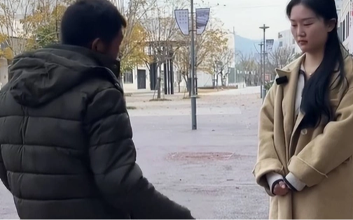 Nữ sinh mời bạn đi ăn hết 74 triệu, người cha đến nơi thì bật khóc: "Đây là học phí 1 năm của em trai con!"