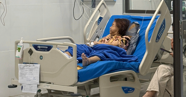 Ngôi sao ca nhạc đình đám: Nợ 40 tỷ, U60 nhiều bệnh, mất khả năng nói chuyện và ăn uống Ngôi sao ca nhạc đình đám: Nợ 40 tỷ, U60 nhiều bệnh, mất khả năng nói chuyện và ăn uống