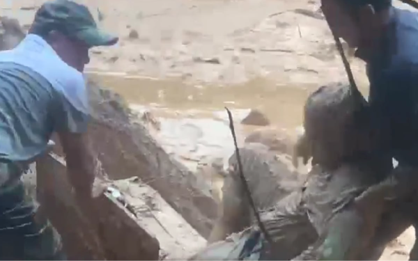 Thót tim giải cứu nam tài xế bị cuốn xuống vực ở Đà Nẵng Thót tim giải cứu nam tài xế bị cuốn xuống vực ở Đà Nẵng