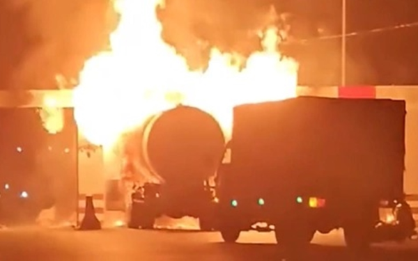 Clip xe bồn bất ngờ phát nổ như bom, bốc cháy ngùn ngụt giữa đường ở Hưng Yên Clip xe bồn bất ngờ phát nổ như bom, bốc cháy ngùn ngụt giữa đường ở Hưng Yên