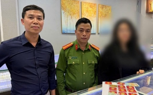 Cô gái 19 tuổi đi bán vàng với biểu hiện lạ, công an lập tức mời về trụ sở Cô gái 19 tuổi đi bán vàng với biểu hiện lạ, công an lập tức mời về trụ sở