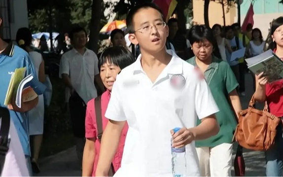 Thần đồng 10 tuổi vào đại học, 16 tuổi học tiến sĩ và cuộc sống 20 năm sau khiến ai cũng sững sờ Thần đồng 10 tuổi vào đại học, 16 tuổi học tiến sĩ và cuộc sống 20 năm sau khiến ai cũng sững sờ