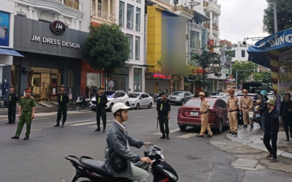 Công an khám xét hàng loạt tiệm vàng nổi tiếng ở Thanh Hóa Công an khám xét hàng loạt tiệm vàng nổi tiếng ở Thanh Hóa