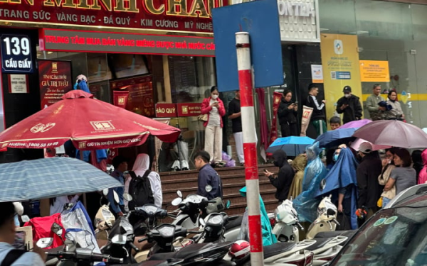Giá vàng hôm nay mới nhất (1/11) đi ngang: Nhà vàng bán "nhỏ giọt", người mua vẫn xếp hàng dài bất chấp trời mưa
