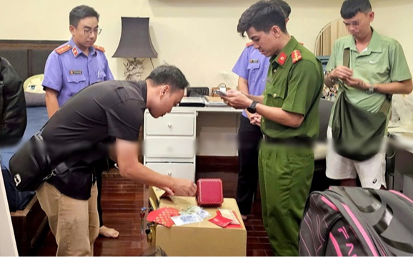 Cảnh sát khám xét biệt thự của diễn viên Trương Ngọc Ánh Cảnh sát khám xét biệt thự của diễn viên Trương Ngọc Ánh