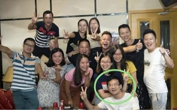 Đi họp lớp, người bạn giàu nhất phát cho mỗi người 1 phong bì: Về đến nhà tôi mở ra mà sững sờ với thứ bên trong Đi họp lớp, người bạn giàu nhất phát cho mỗi người 1 phong bì: Về đến nhà tôi mở ra mà sững sờ với thứ bên trong