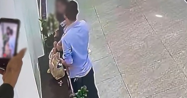 Clip "giả danh công an vào sảnh chung cư Hà Nội" yêu cầu nữ sinh đi theo: Một sự thật khác hoàn toàn Clip "giả danh công an vào sảnh chung cư Hà Nội" yêu cầu nữ sinh đi theo: Một sự thật khác hoàn toàn