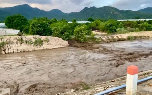 Vỡ hồ chứa trên núi ở Lâm Đồng, nhiều người bị cuốn trôi