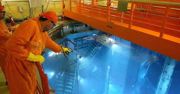 Công nhân rơi xuống khoang nước trong lò hạt nhân, uống phải thứ nguy hiểm: Kết quả đo đáng sợ