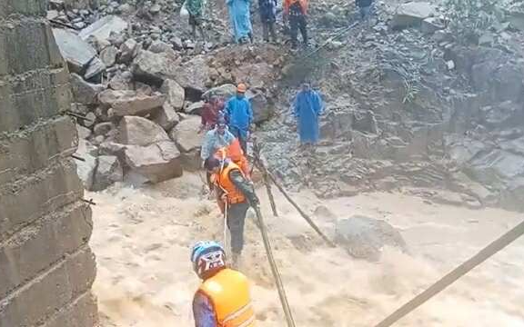 Thót tim hành trình đưa cô giáo mang thai 37 tuần vượt lũ dữ đến cơ sở y tế