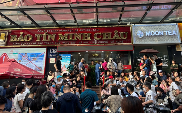 Người mua vàng lướt sóng đang bán vàng ồ ạt vì lỗ nặng