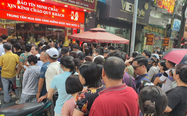 Giá vàng đảo chiều bất ngờ, nhiều người vét sạch két mua vàng, chưa nhận được hàng đã lỗ nặng