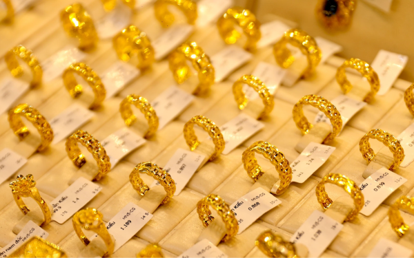 Giá vàng thế giới đối mặt loạt tin bất lợi