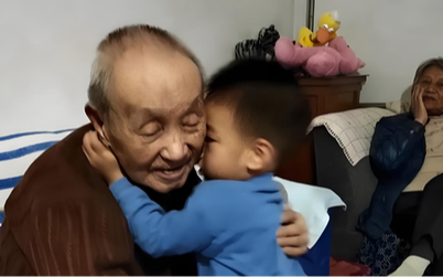 Bài văn "Ông tôi" của cậu bé lớp 2 giành giải Nhì toàn quốc, chỉ 26 chữ nhưng khiến ai cũng rơi lệ