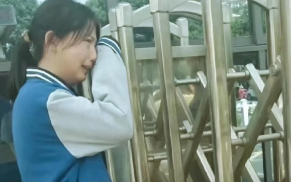 Giấy báo trúng tuyển ĐH bị cha giấu đi, con gái bỏ nhà 10 năm, ngày cha mất về dọn di vật rồi nằm khóc cả đêm