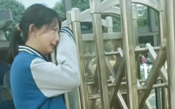 Giấy báo trúng tuyển ĐH bị cha giấu đi, con gái bỏ nhà 10 năm, ngày cha mất về dọn di vật rồi nằm khóc cả đêm