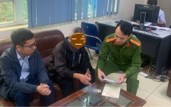 Cụ ông 70 tuổi gửi tiết kiệm 300 triệu đồng ở VietinBank, khi đến rút, nhân viên ngân hàng lập tức báo công an xã vào cuộc