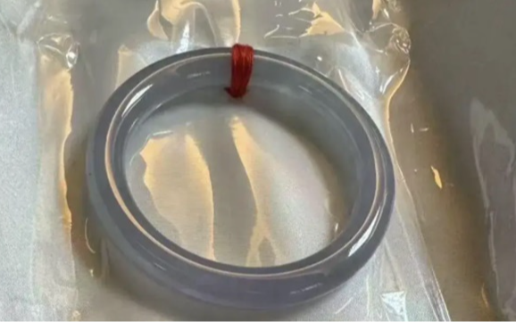 Chủ tiệm gửi vòng ngọc 258 triệu đồng qua đường chuyển phát nhanh, 2 ngày sau khách chỉ nhận được vỏ hộp, công ty vận chuyển tuyên bố: "Chỉ bồi thường 2,9 triệu"