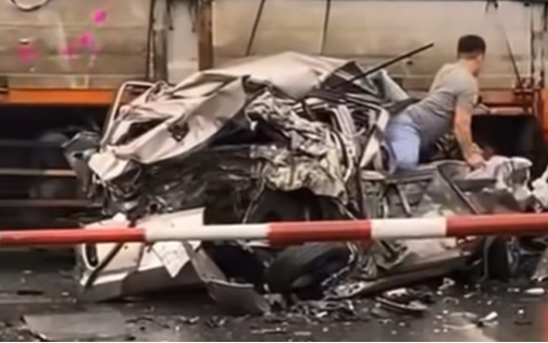 Ninh Bình: Tai nạn hy hữu, xe con bị "vò nát" tài xế vẫn bình an chui ra từ bên trong