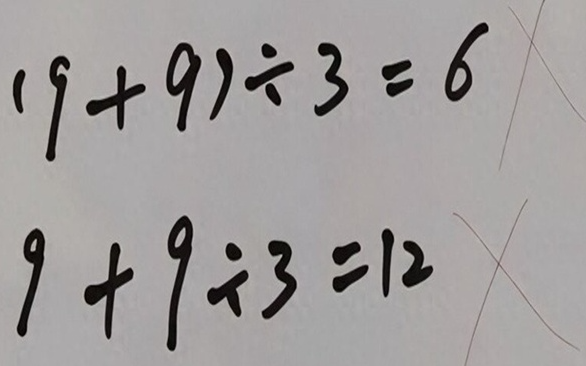 Bé tiểu học làm toán 9+9:3=12 bị gạch sai, thầy giáo đưa ra đáp án khiến phụ huynh bức xúc