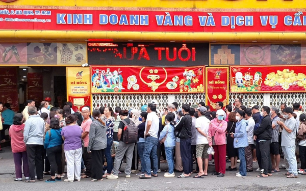 Bà lão 70 tuổi chờ mua vàng từ 3 rưỡi sáng: Đầu gối sưng vù cũng phải cố