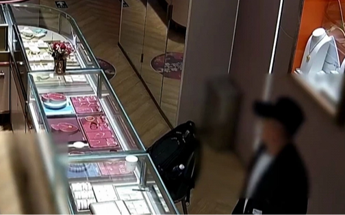 Cậu bé mang 5 chỉ vàng đi bán, chủ tiệm chỉ trả gần 700.000 đồng, cha mẹ biết chuyện lại cảm ơn rối rít