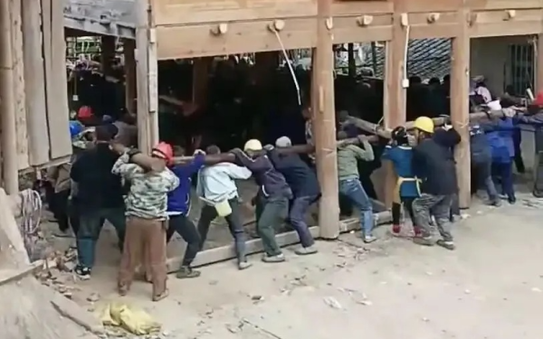 Tin được không: 200 người làm “thần đèn” di chuyển thành công ngôi nhà nặng 6 tấn đi 30m, chủ nhà khẳng định “Không ai lấy tiền công”