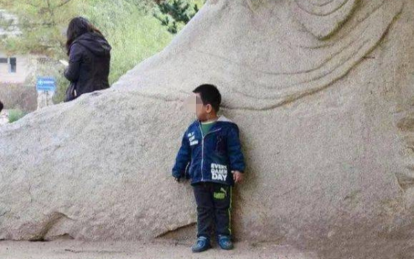 “Mẹ thua rồi, con ra đi" - Bà mẹ chơi trốn tìm cùng con trai, ai ngờ đứa trẻ không bao giờ trở lại nữa!